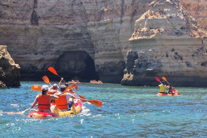Benagil : grotte, spiagge e luoghi segreti Tour guidato in kayak