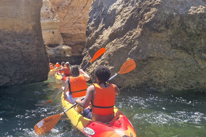 Benagil : grotte, spiagge e luoghi segreti Tour guidato in kayak