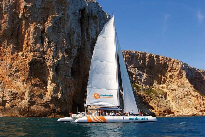 Une journée en mer depuis Dénia ou Jávea avec barbecue à bord du catamaran