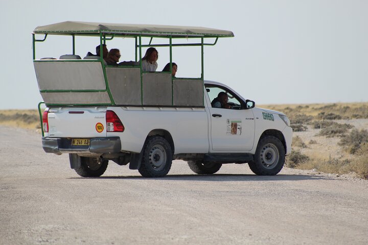 Safari no parque nacional de Etosha com guias profissionais nascidos em Etosha.