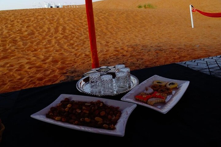 Resa från Erfoud till Merzougaöknen, middag, kamelritt, solnedgång