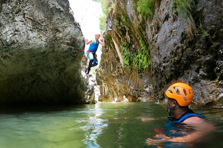 Von Estepona: Geführte Canyoning-Tour auf dem Fluss Guadalmina