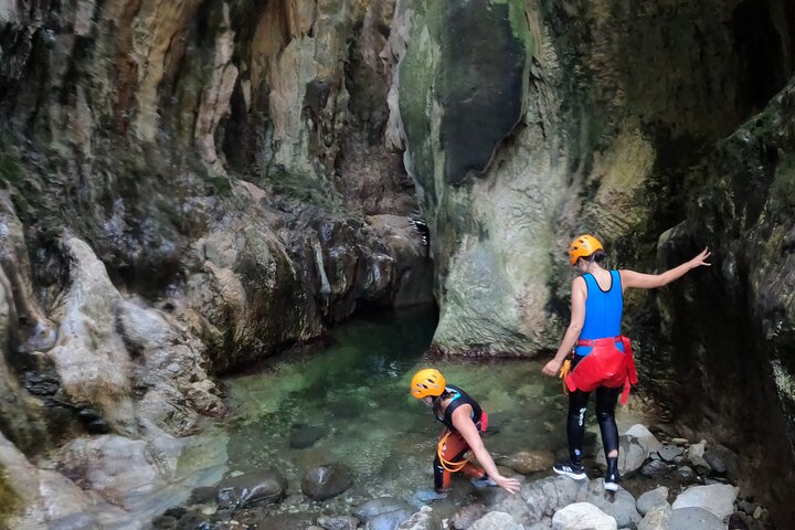 Von Estepona: Geführte Canyoning-Tour auf dem Fluss Guadalmina