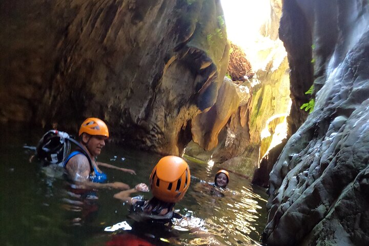 Von Estepona: Geführte Canyoning-Tour auf dem Fluss Guadalmina