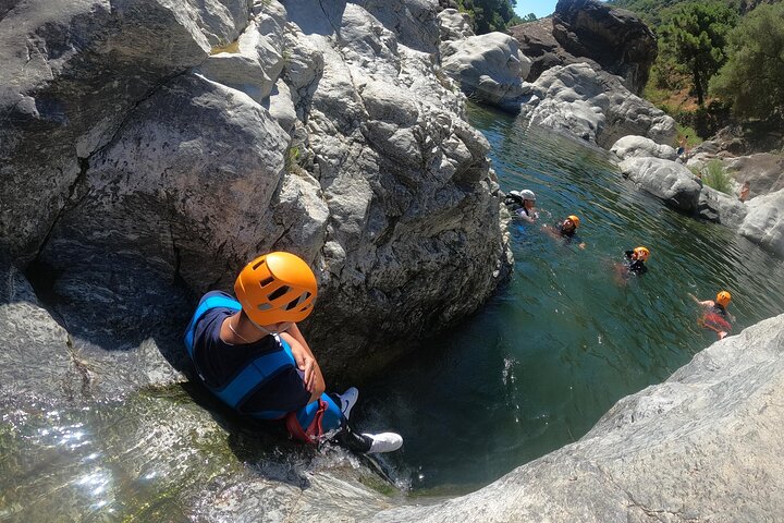 Von Estepona: Geführte Canyoning-Tour auf dem Fluss Guadalmina