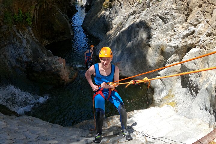 Von Estepona: Geführte Canyoning-Tour auf dem Fluss Guadalmina