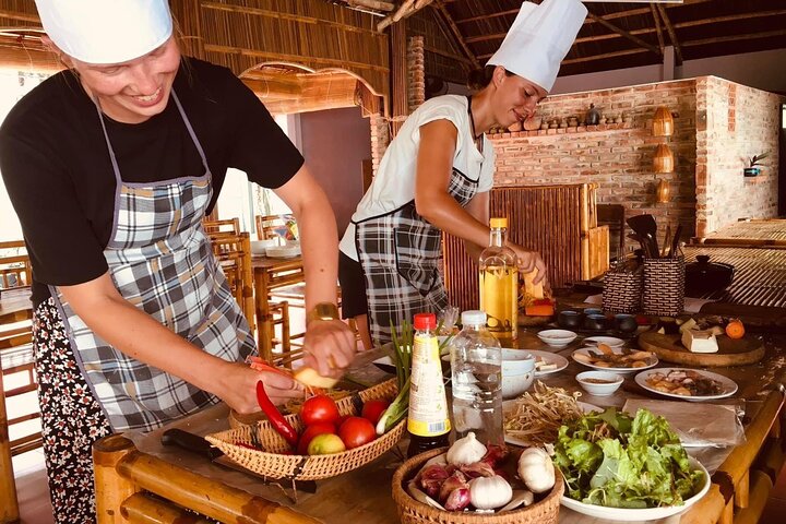 Kookcursus Hoi An: lokale markt, mandboot, vissen en koken