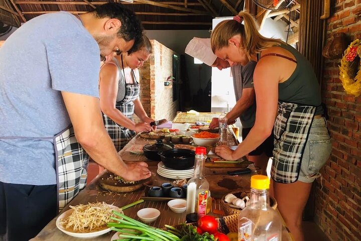 Kookcursus Hoi An: lokale markt, mandboot, vissen en koken