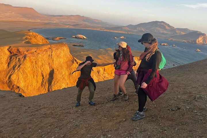 4 timers GOLDEN SHADOWS TREK i Paracas National Reserve