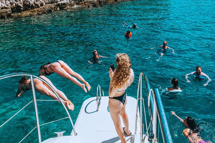 Heldags katamaranskryssning till Hvar och Pakleniöarna med mat och gratis drycker