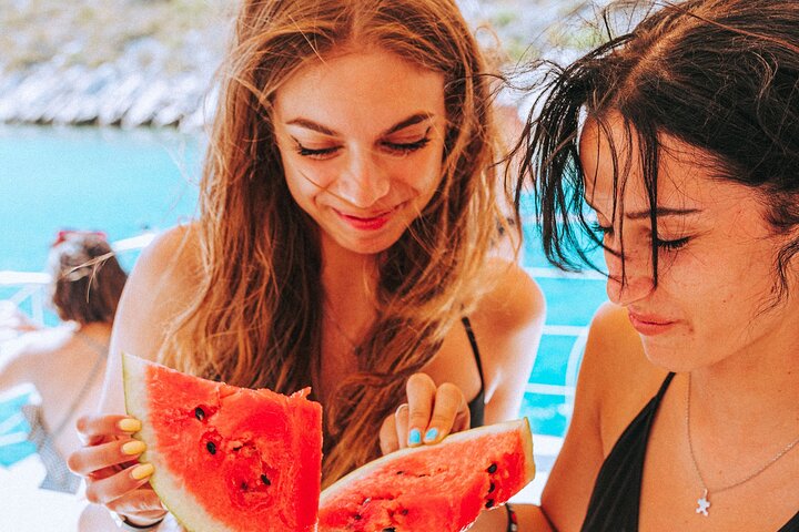 Heldags katamaranskryssning till Hvar och Pakleniöarna med mat och gratis drycker