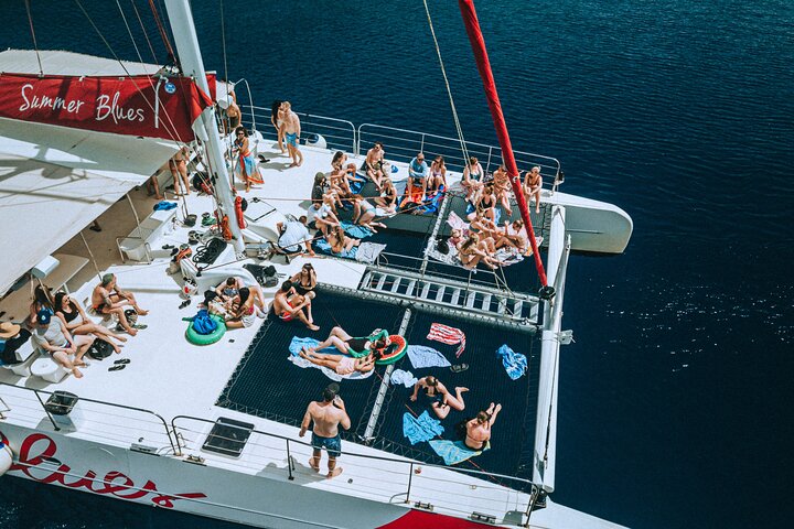 Heldags katamaranskryssning till Hvar och Pakleniöarna med mat och gratis drycker