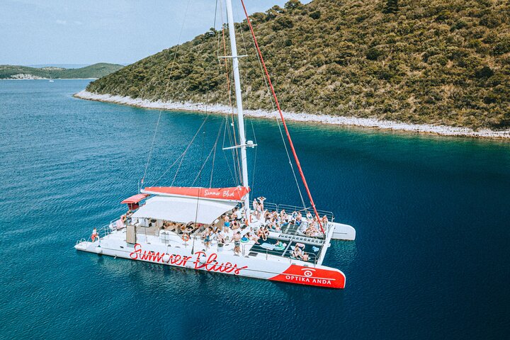 Heldags katamaranskryssning till Hvar och Pakleniöarna med mat och gratis drycker