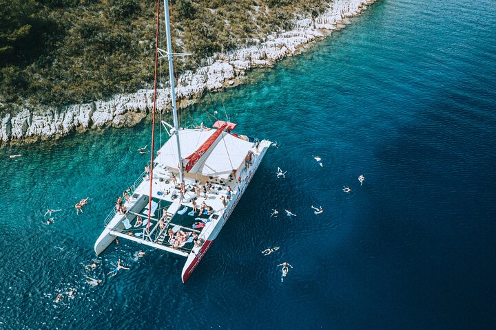 Heldags katamaranskryssning till Hvar och Pakleniöarna med mat och gratis drycker