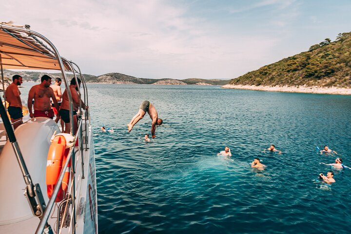 Heldags katamaranskryssning till Hvar och Pakleniöarna med mat och gratis drycker