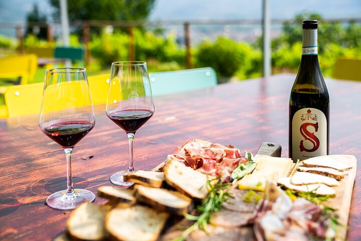 Savourez les vins Ossola et les friandises locales dans un vignoble pittoresque