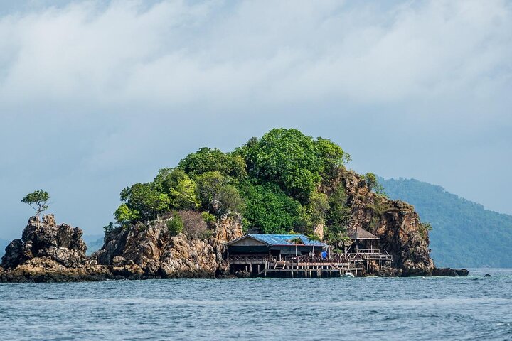 Tour di un giorno in motoscafo delle Isole Phi Phi da Phuket + pranzo a buffet