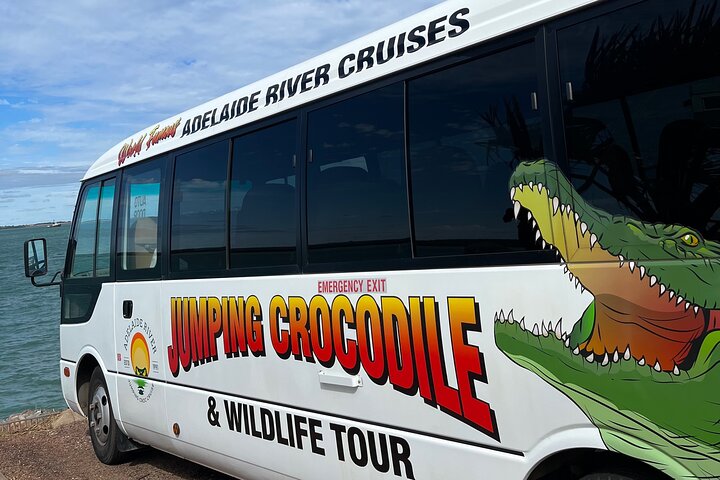 O Croc Bus para o famoso Jumping Crocodile Cruise