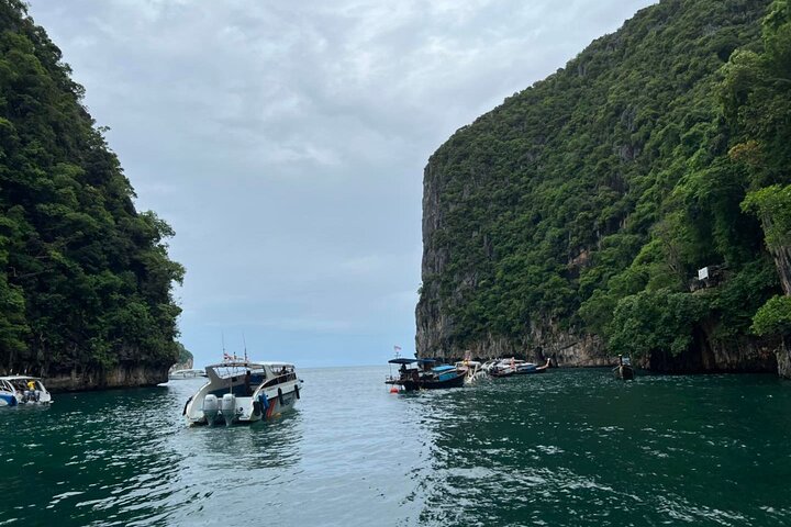Tour di un giorno in motoscafo delle Isole Phi Phi da Phuket + pranzo a buffet
