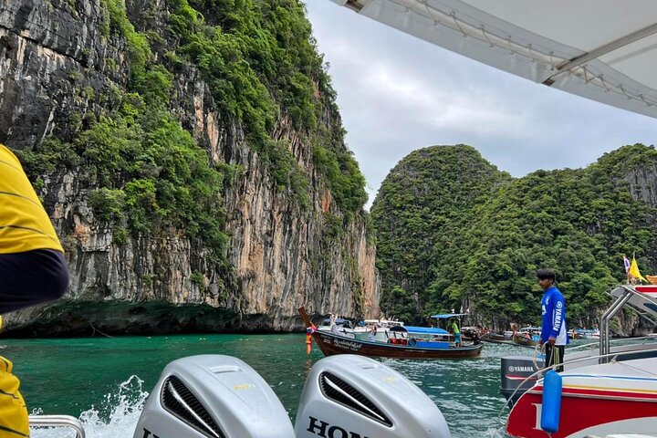 Tour di un giorno in motoscafo delle Isole Phi Phi da Phuket + pranzo a buffet