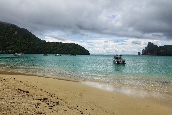 Tour di un giorno in motoscafo delle Isole Phi Phi da Phuket + pranzo a buffet