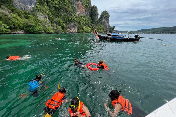 Tour di un giorno in motoscafo delle Isole Phi Phi da Phuket + pranzo a buffet