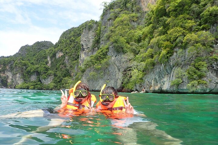 Tour di un giorno in motoscafo delle Isole Phi Phi da Phuket + pranzo a buffet