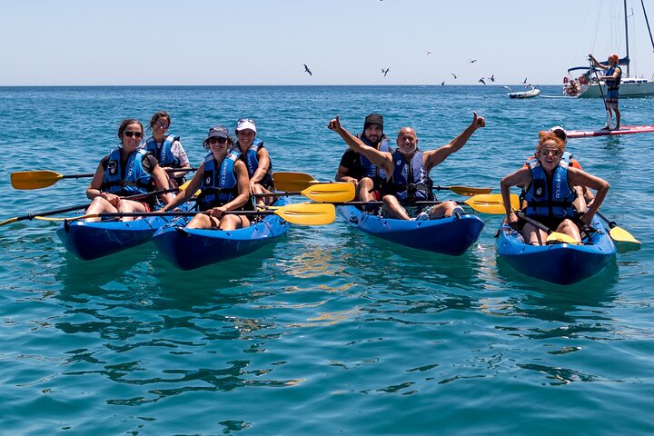 Sesimbra: tour guidato in kayak nel parco naturale e nelle grotte di Arrábida