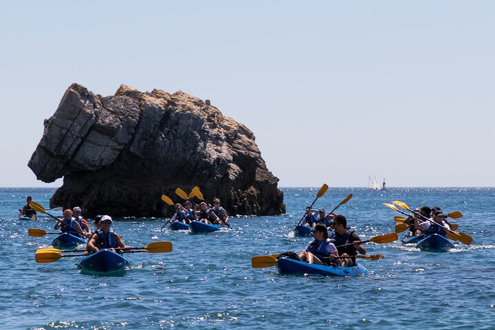 Sesimbra: tour guidato in kayak nel parco naturale e nelle grotte di Arrábida