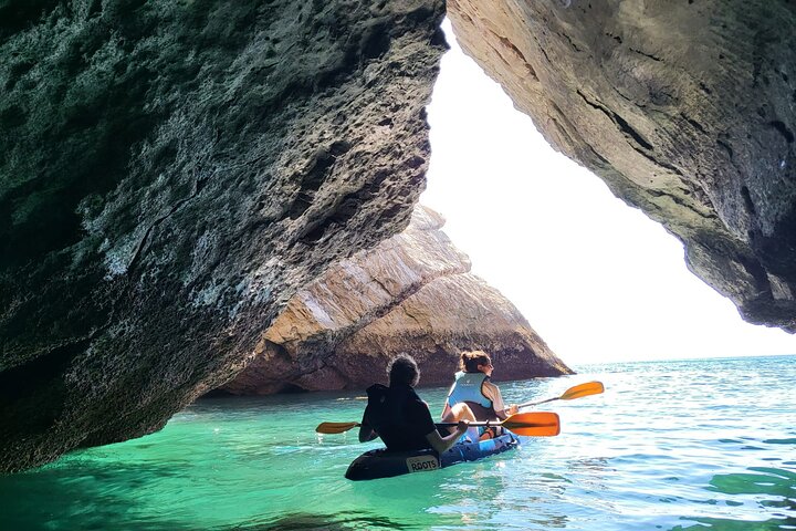 Sesimbra: tour guidato in kayak nel parco naturale e nelle grotte di Arrábida