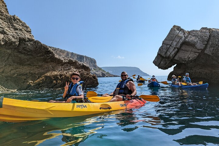 Sesimbra: tour guidato in kayak nel parco naturale e nelle grotte di Arrábida