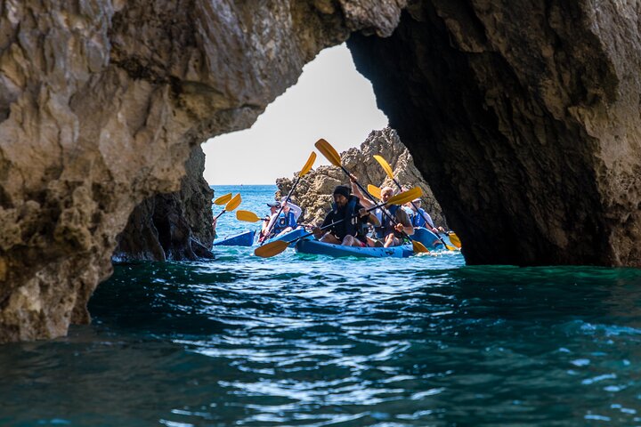 Sesimbra: tour guidato in kayak nel parco naturale e nelle grotte di Arrábida