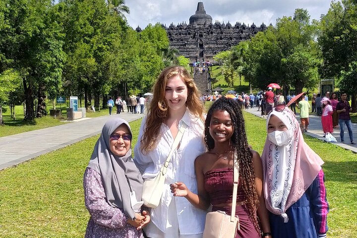 Subida a la cima del templo de Borobudur y templo de Prambanan: tour de 1 día