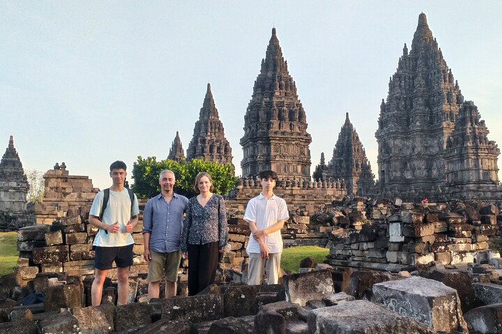 Subida a la cima del templo de Borobudur y templo de Prambanan: tour de 1 día