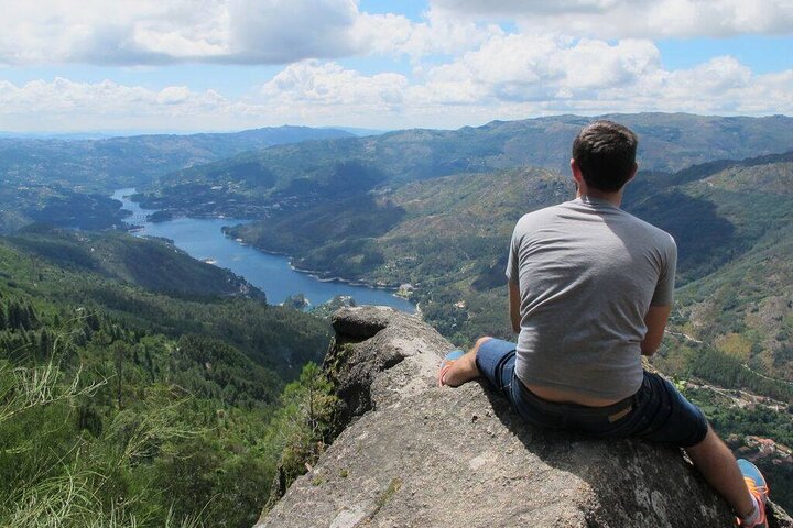 Da Lagoa da Cascata de Porto, Aldeia Antiga no Parque Nacional da Gerês