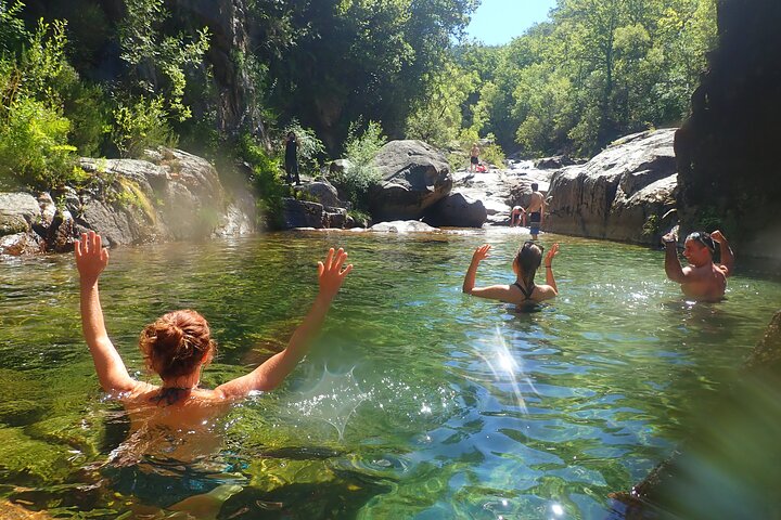 Da Lagoa da Cascata de Porto, Aldeia Antiga no Parque Nacional da Gerês