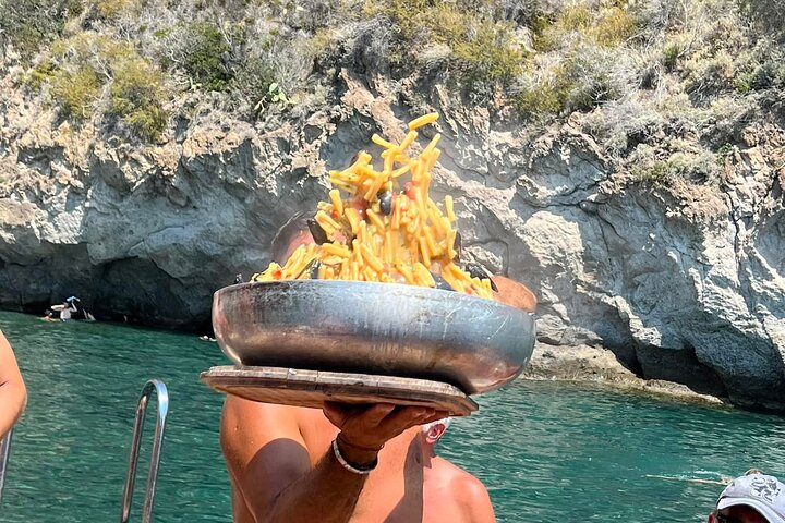 Rundvisning på øen Ischia med båd med frokost og svømning