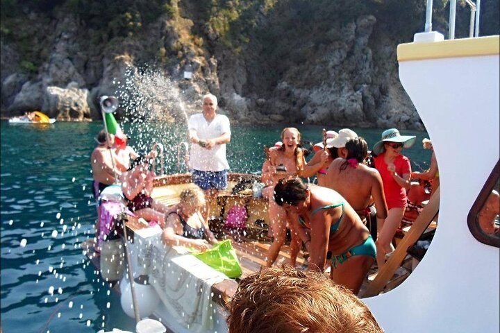 Rundvisning på øen Ischia med båd med frokost og svømning