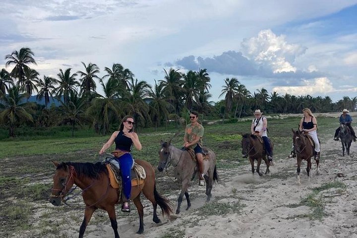 Tour a cavallo al tramonto autentico a Puerto Escondido