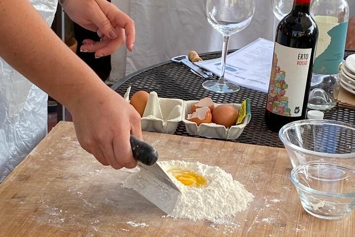 Classe de cozinha no teto em Genova: Pesto, pasta fresca e vinho