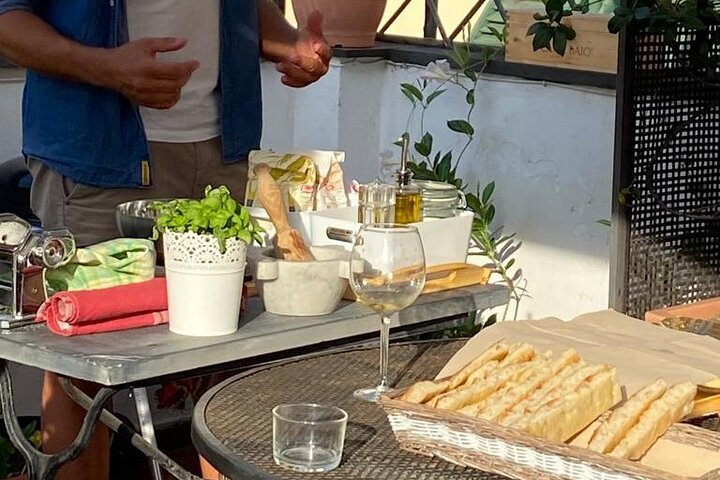 Classe de cozinha no teto em Genova: Pesto, pasta fresca e vinho