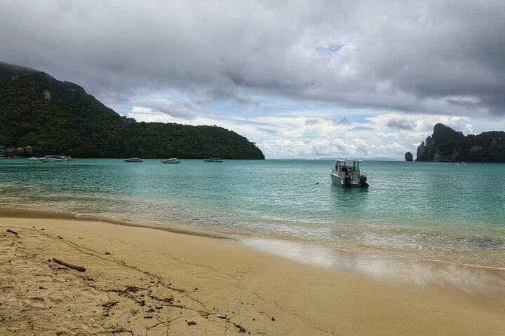 Tour di un giorno in motoscafo delle Isole Phi Phi da Phuket + pranzo a buffet