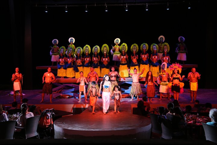Taotao Tasi, o Jantar na Praia Show em Guam