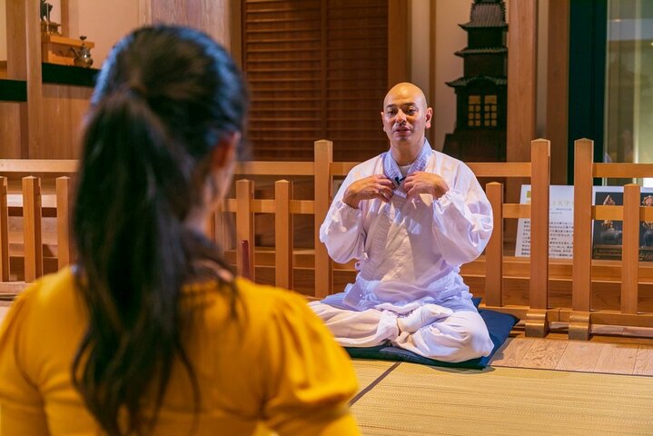 Meditazione ZEN con un monaco giapponese nel castello di Odawara