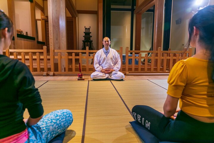 Meditazione ZEN con un monaco giapponese nel castello di Odawara