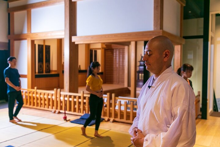 Meditazione ZEN con un monaco giapponese nel castello di Odawara