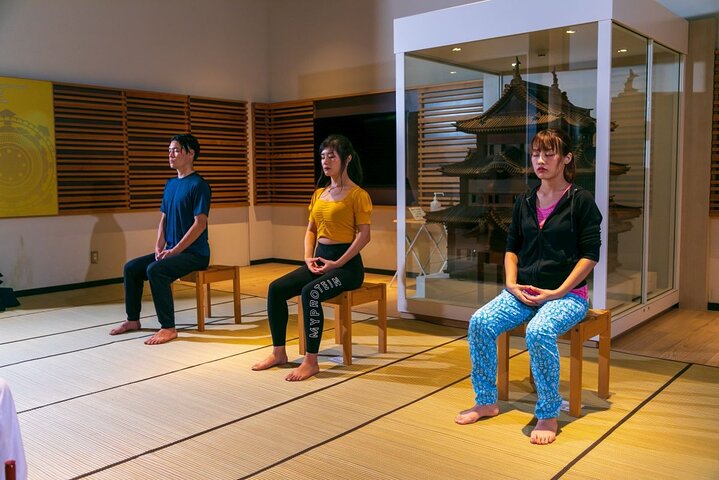 Meditazione ZEN con un monaco giapponese nel castello di Odawara