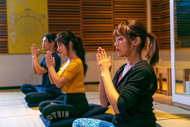 Meditazione ZEN con un monaco giapponese nel castello di Odawara