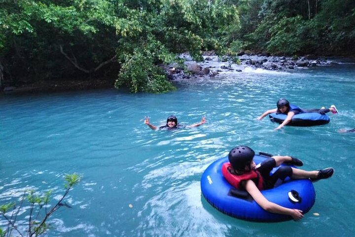 RIO CELESTE FLOD: Tubing+Regnskog+Djurliv+Vattenfall+Active Volcano (PRIVAT)