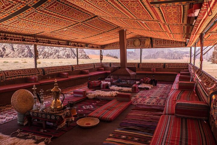 Wadi Rum: Explorer Jeep Tour PASS + lokaal eten + optioneel verblijf